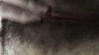 Fille a beaux seins branle sa chatte velue